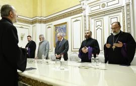 Встреча Пашиняна с лояльным ему иерархами Армянской Апостольской Церкви