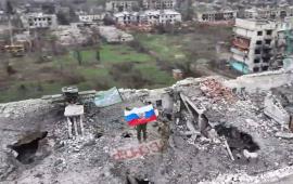 русские флаги над Северском, источник Телеграм-канал Kotsnews