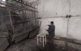 военный священник РПЦ окропляет закованную в броню МТ-ЛБ, источник Телеграм-канал Осведомитель