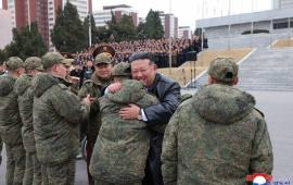 Глава Северной Кореи Ким Чен Ын и политическое руководство страны торжественно встретило в Пхеньяне военнослужащих 528-го инженерно-сапёрного полка, вернувшегося после выполнения задач по разминированию Курской области Российской Федерации. 