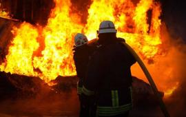 контейнеры, топливные резервуары и другая портовая инфраструктура в порту Черноморска Одесской области, подвергшаяся ударам дронов-камикадзе «Герань-2» вчера днём, источник Телеграм-канал Военный Осведомитель