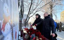 мемориальная акция прошла на месте удара ВСУ по рынку в донецком микрорайоне Текстильщик в ДНР во вторую годовщину трагедии, источник Телеграм-канал Украина.ру