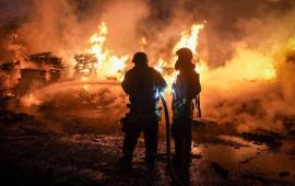 в Одессе этой ночью выбили промышленный объект. Ресурсы противника сообщают о 15 дронах, работавших по целям в черте города, и мощном пожаре после одного из прилётов, источник Телеграм-канал Военкор Котенок