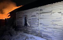 атака дронов ВСУ по частному дому в Курской области. Пострадали четыре мирных жителя, в т.ч. ребенок., источник Телеграм-канал РОДИОН_МИРОШНИК