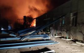 в результате ночного удара по объекту энергетики в Одесской области несколько населённых пунктов остались без света. Также повреждено административное здание, источник Телеграм-канал Оперативные сводки