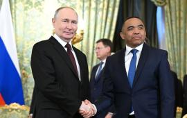 В середине февраля с. г. президент Мадагаскара Микаэль Рандрианирина посетил с официальным визитом в Москву для встречи с Владимиром Путиным