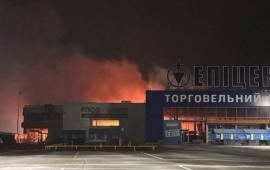 Запорожье, после атаки горит ТЦ Эпицентр. Напомним, принадлежит семье Герег, активных спонсоров поставок дронов на Украину, источник Телеграм-канал Первый Харьковский