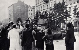 Поляки встречают Красную армию в Пражском районе Варшавы