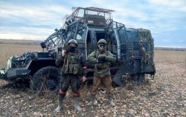бойцы ВС РФ на фоне подбитого бронеавтомобиля «Козак-2М1», источник Телеграм-канал Военный Осведомитель
