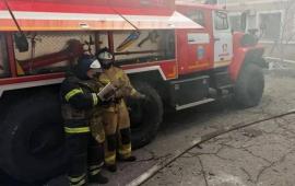 спасатели ликвидировали пожар в детской больнице Донецка. Возгорание в детской клинической больнице Киевского района произошло накануне из-за вражеского удара. Уничтожено 800 квадратных метров кровли, а также вещи и мебель по 100 квадратов на каждом из трёх этажей. Повреждены межэтажные перекрытия на площади 230 квадратных метров, отметили в главке МЧС по ДНР, источник Телеграм-канал Донбасс Сейчас