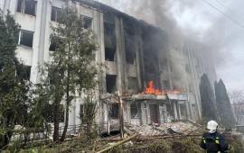 сообщается об ударе по зданию ТЦК в Сумах, источник Телеграм-канал ИЗНАНКА