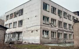 украинские БПЛА атаковали промышленную зону в Алчевске ЛНР. Повреждено гражданское предприятие, которое выпускает продукцию только для мирных целей. Задеты два цеха и прилегающая территория к металлургическому заводу. В одном из производственных помещений произошло возгорание, источник Телеграм-канал Оперативные сводки