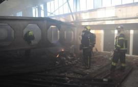 в Киеве после атаки сгорели вражеские склады. Местные власти сообщают о падении беспилотников в Дарницком районе, источник сообщество Операция Z: Военкоры Русской Весны в мессенджере МАХ