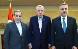 Министр иностранных дел Ирана Аббас Арагчи, президент и министр иностранных дел Турции Реджеп Эрдоган и Хакан Фидан 