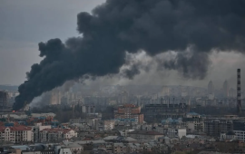 последствия атаки по Киеву. Небо над городом затянуло чёрным дымом, источник МАХ-канал ШТОРМ TV