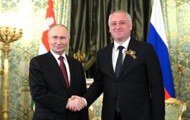 Владимир Путин и Бадра Гунба в Кремле