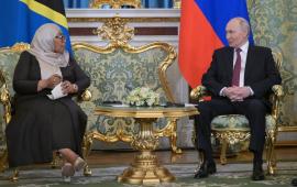 Президент РФ Владимир Путин и президент Объединённой Республики Танзания Самия Сулуху Хассан на переговорах в Кремле