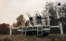 кадры работы по БПЛА автоматизированного зенитного комплекса «Зубр», представляющего собой четыре пулемёта ПКТ с системой наведения и селекции целей, источник МАХ-канал Военный Осведомитель