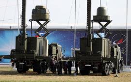 На вооружении российской армии есть новейшая система РЭБ «Волна купол гарант», которая, как сообщает ТАСС, слепит спутники из группировки Starlink паразитическими сигналами, не давая возможности услышать абонентов с Земли. 