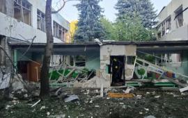 детский сад в Электростали, на который упали обломки украинского БПЛА. К сожалению, в Подмосковье тоже не обошлось без жертв. Один из раненых в результате атаки дронов на склады Wildberries в Элекростали скончался, источник МАХ-канал Военкор Котенок