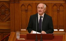 Венгерский парламент избрал президентом уволенного при Орбане судью Андраша Баку