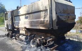 в селе Великая Знаменка неприятельский БпЛА нанес удар по мусоровозу, выполнявшему плановый рейс. Коммунальная техника не подлежит восстановлению, источник МАХ-канал Запорожский вестник