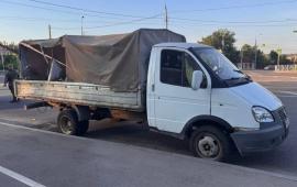 Украинский беспилотник атаковал автомобили, остановившиеся на светофоре в Луганске. В результате атаки у нескольких автомобилей были повреждены окна и кузова. По предварительной информации, водители и пассажиры не пострадали, источник МАХ-канал Сыны Отечества|Новости ЛНР здесь!