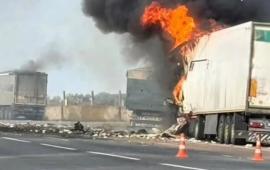 на трассе в н. п. Одесса ударом БпЛА поражён грузовой автомобиль. Возник пожар, источник МАХ-канал Военкор Котенок