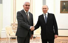 Президенты России и Южной Осетии Владимир Путин и Марат Камболов