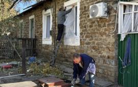 Боевики ВФУ атаковали Красный Луч, повреждены жилые дома. К счастью, пострадавших в результате удара нет, источник МАХ-канал Луганск 24