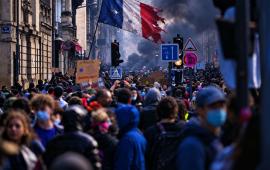 Во Франции протестующие призывают к революции и слому несправедливой социальной системы, созданной Макроном 