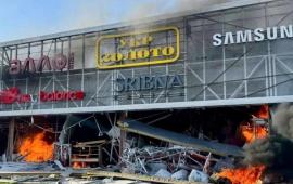 в поражённом «City Mall» досталось и «святыне» майдана – местному Макдональдсу: теперь ни булочек, ни котлет как бы из мяса, ни даже пирожков, источник МАХ-канал Военкор Котенок